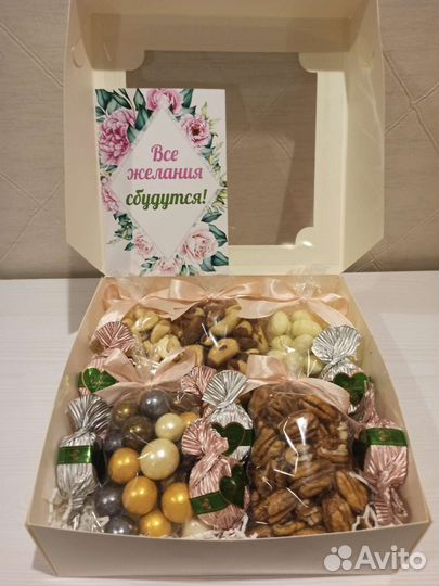 Подарочный набор с орехами и конфетами