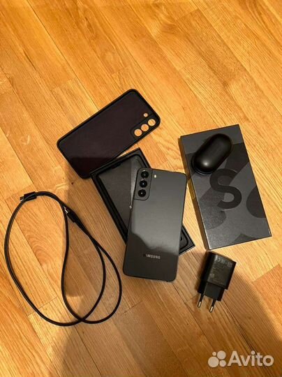 Телефон и наушники