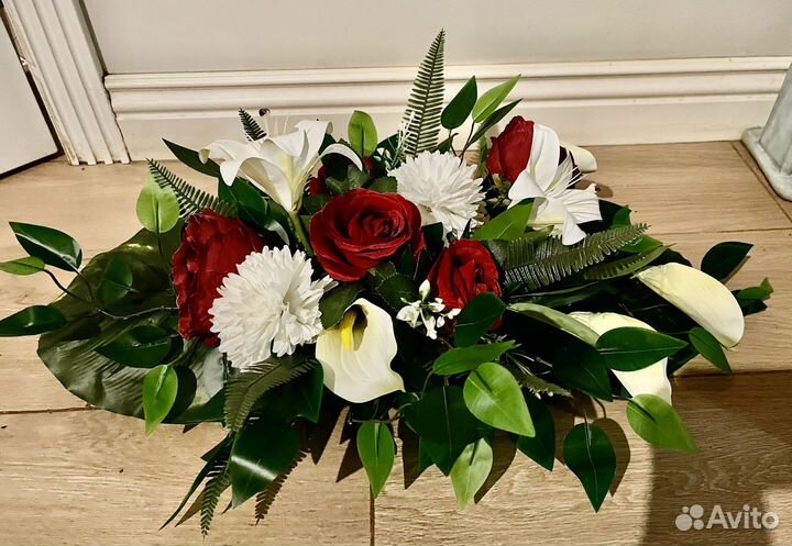 Искусственные цветы на кладбище