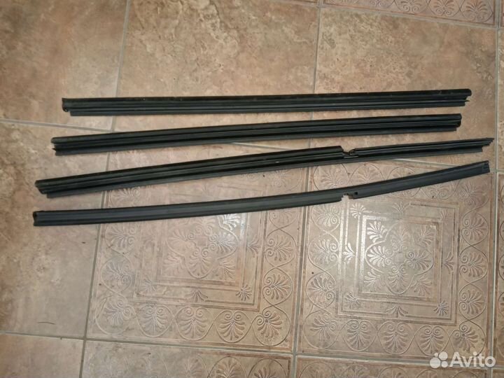 Уплотнитель стекла двери Тойота Авенсис 2 Т25