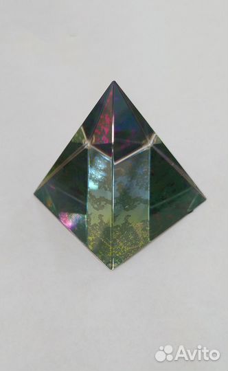 Пирамида из стекла