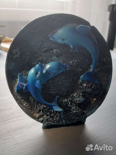 Фигурка с дельфинами