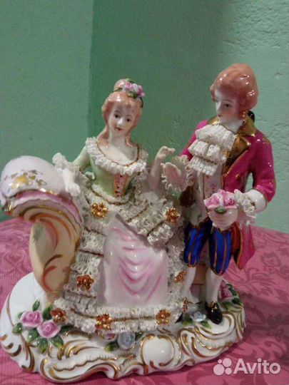 Статуэтка фарфор дама с ковалером