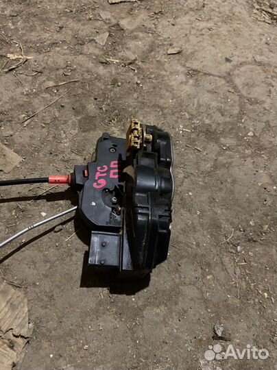 Замок двери передний правый Opel Astra J GTC