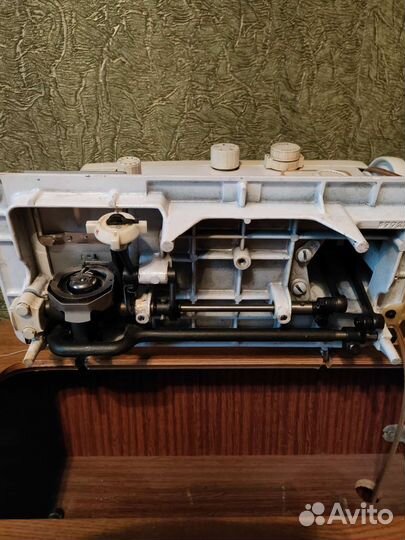 Швейная машинка с ножным приводом Чайка 142