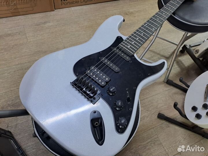 Электрогитара стратокастер белая