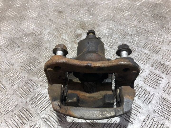 Суппорт тормозной задний левый Lexus Rx300 MCU35