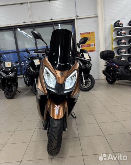 Скутер X-motors MAX - 200cc - Yamaha tmax