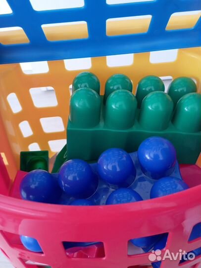 Чемодан на колёсиках с конструктором