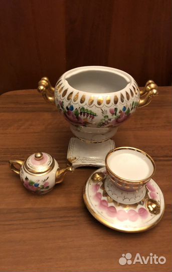 Фарфоровый сувенирный самовар с чайником. Гжельс