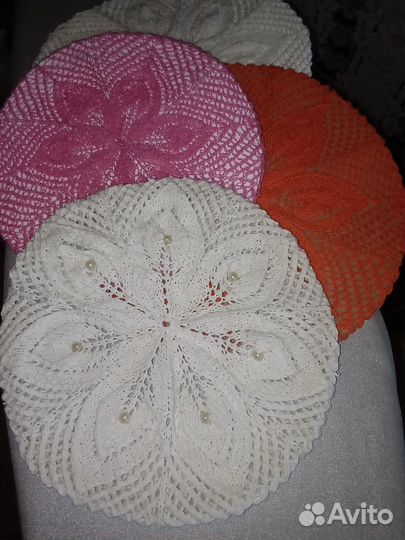 Новый вязаный спицами ажурный берет