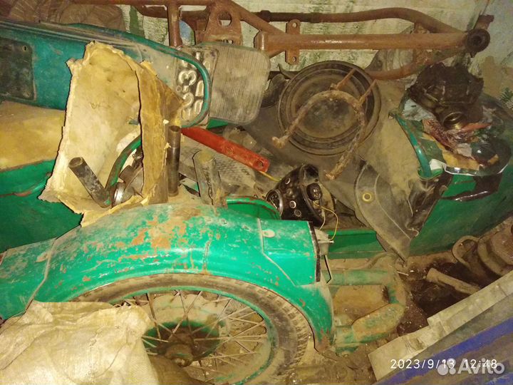 Люлька и запчасти разобранного мотоцикла Урал