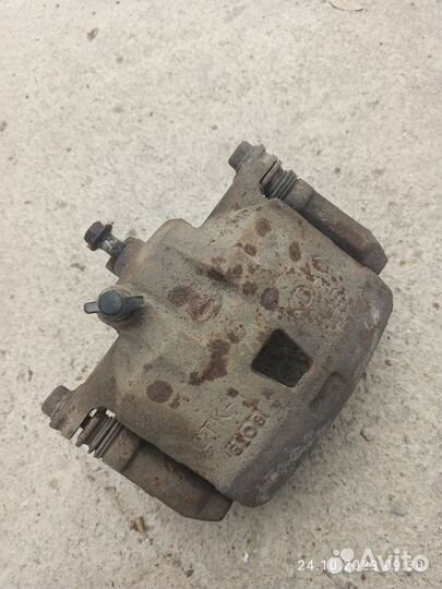 Суппорт тормозной передний правый nissan