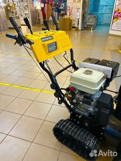 Гусеничный снегоуборщик Honda ST18le 18HP