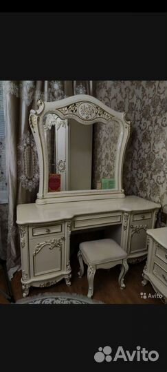 Комод с зеркалом