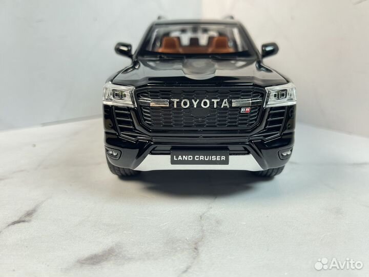 Модель машины Toyota Land Cruiser 300 1:24