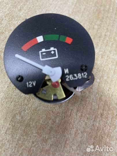 Указатель напряжения вольтметр на панель приборов