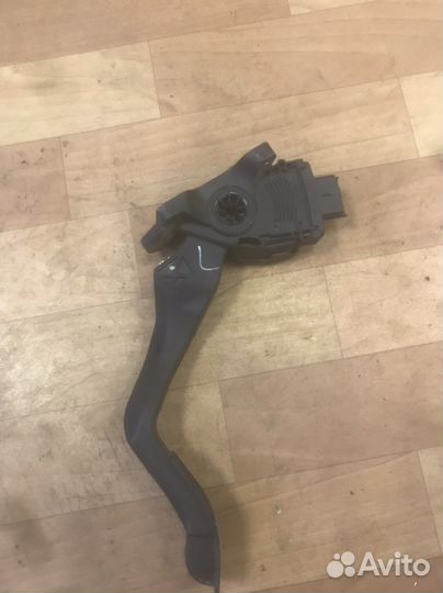 Peugeot 308 педаль газа