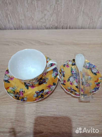Чайные чашки с блюдцами и ложечками