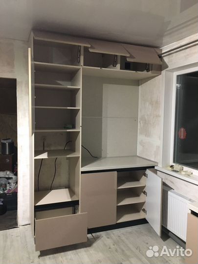 Угловая кухня под потолок на заказ в Омске