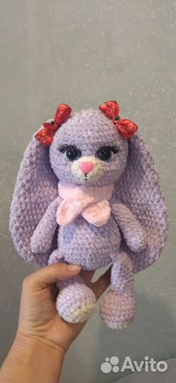 Вязаный плюшевый зайка