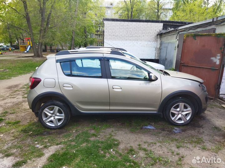 Renault Sandero Stepway 1.6 МТ, 2016, битый, 83 000 км