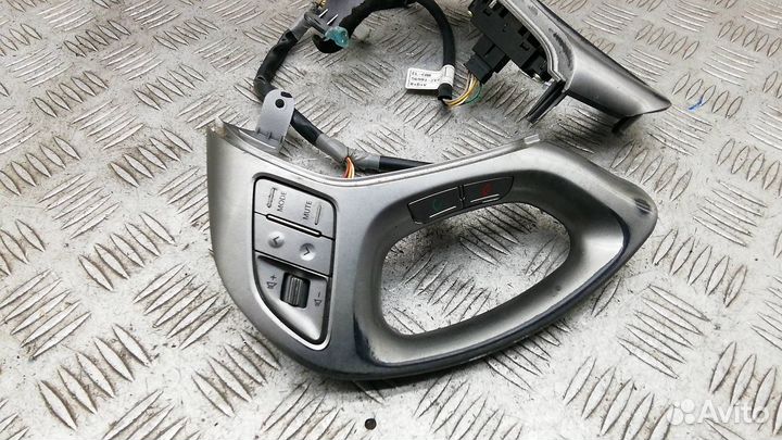 Кнопки управления на руле Hyundai ix35 2011