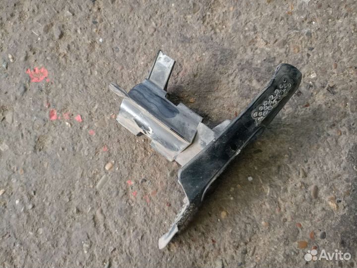 Volkswagen jetta 6 кронштейн омывателя