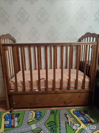 Детская кроватка с поперечным маятником