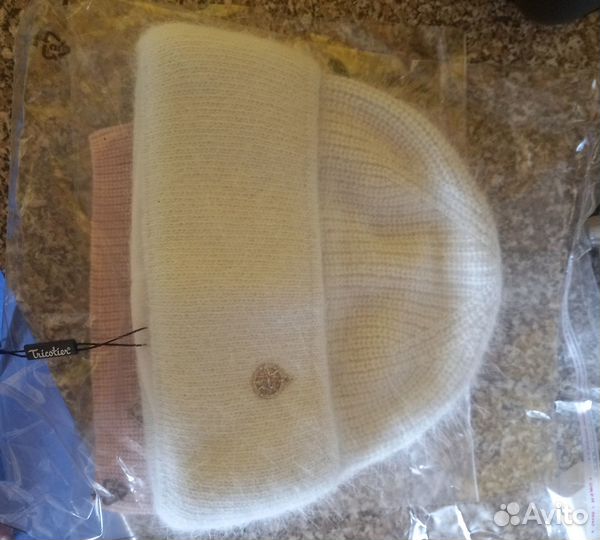 На брони Шапка женская