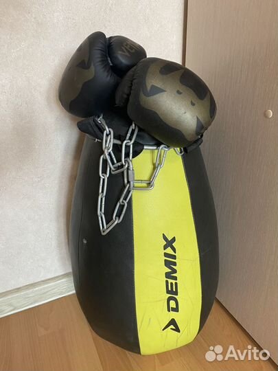 Груша с боксерскими перчатками