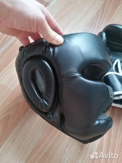 Боксерские перчатки, шлем