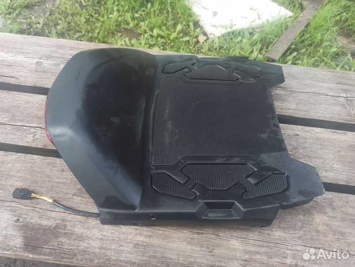 Задний фонарь в сборе и крышка туннеля Ski-doo