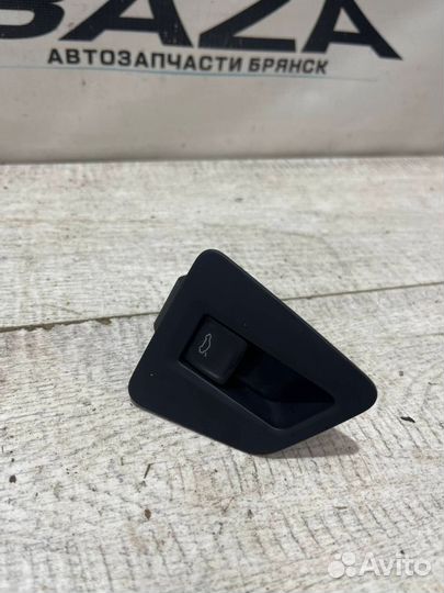 Кнопка открывания крышки багажника Volkswagen Touareg 3