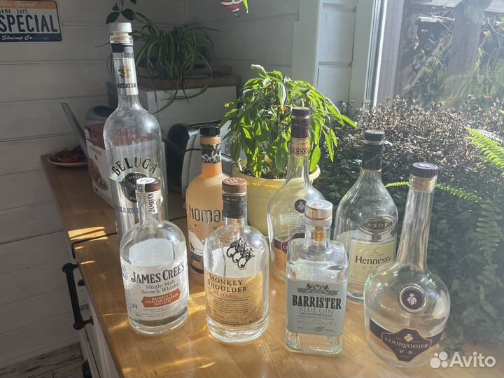 Пустые бутылки из под алкоголя