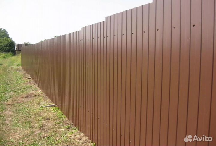 Забор металлический с металлическими столбами каче