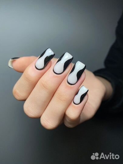 Мастер маникюра в кабинете