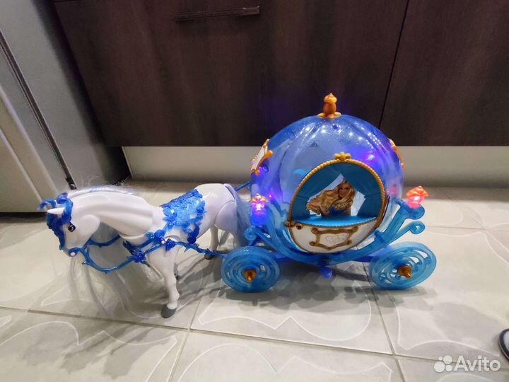 Карета с лошадью светится ходит
