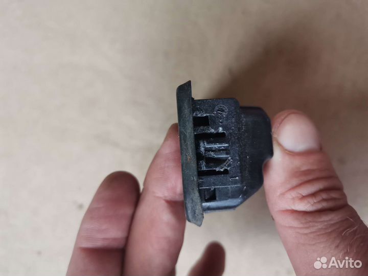 Продам кнопку крышки багажника skoda rapid