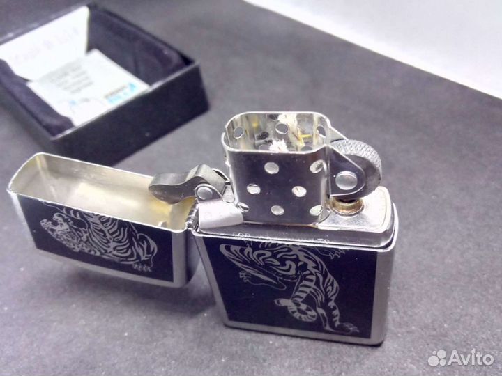 Зажигалка бензиновая zippo 207 Tigre