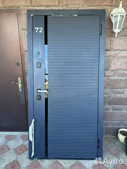 Дверь входная металлическая с зеркалом