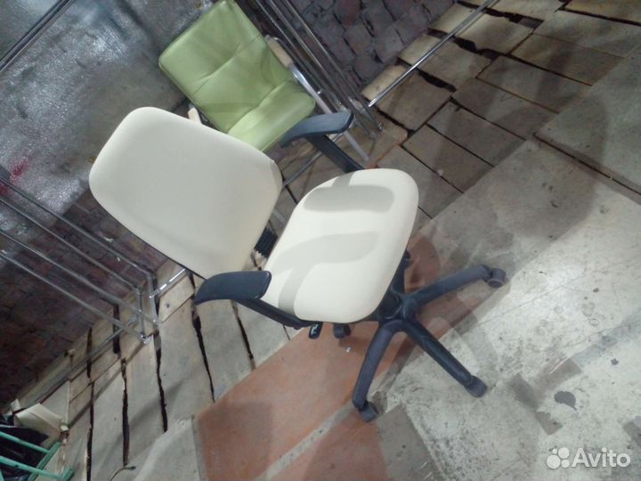 Компьютерное кресло руководителя бежевое