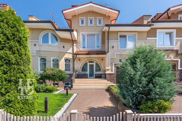 Таунхаус 415,1 м² на участке 4,4 сот.