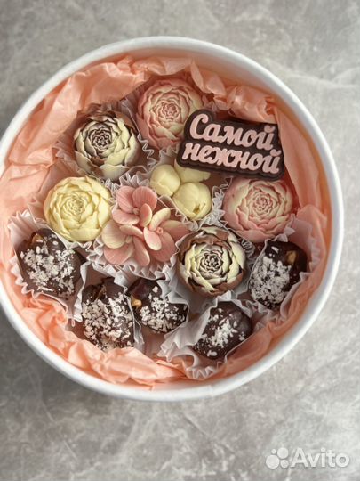 Шоколадные цветы и финики