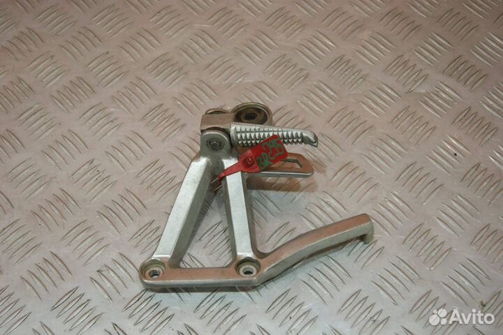 Подножка пассажира правая Yamaha FZ400