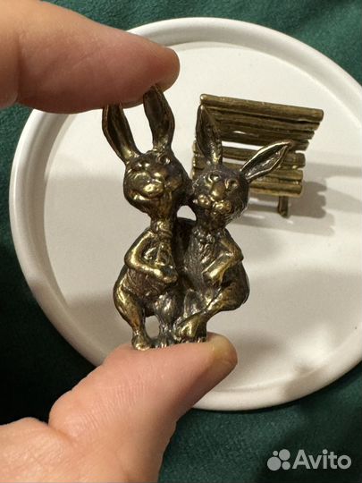 Зайки на лавке бронза фигурки для декора