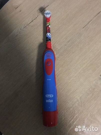 Электрическая зубная щетка Oral-B