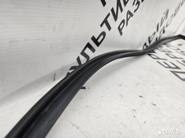 Уплотнитель стекла двери передний левый Toyota