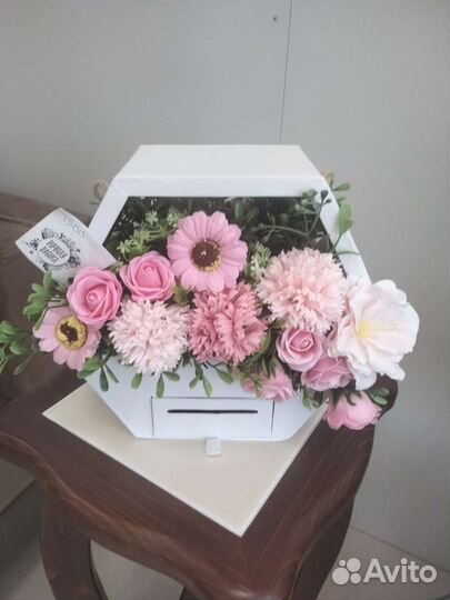 Коробка подарочная с букетом цветов