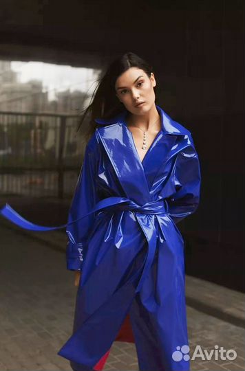 Плащ лаковый синий